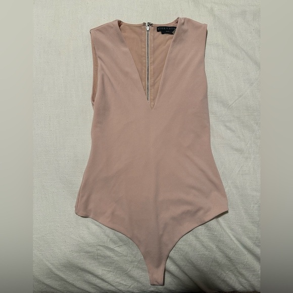 Alice + Olivia Marley Sleeveless Thing V-neck Blush Nude Bodysuit Women’s Sz XS - Picture 2 of 5